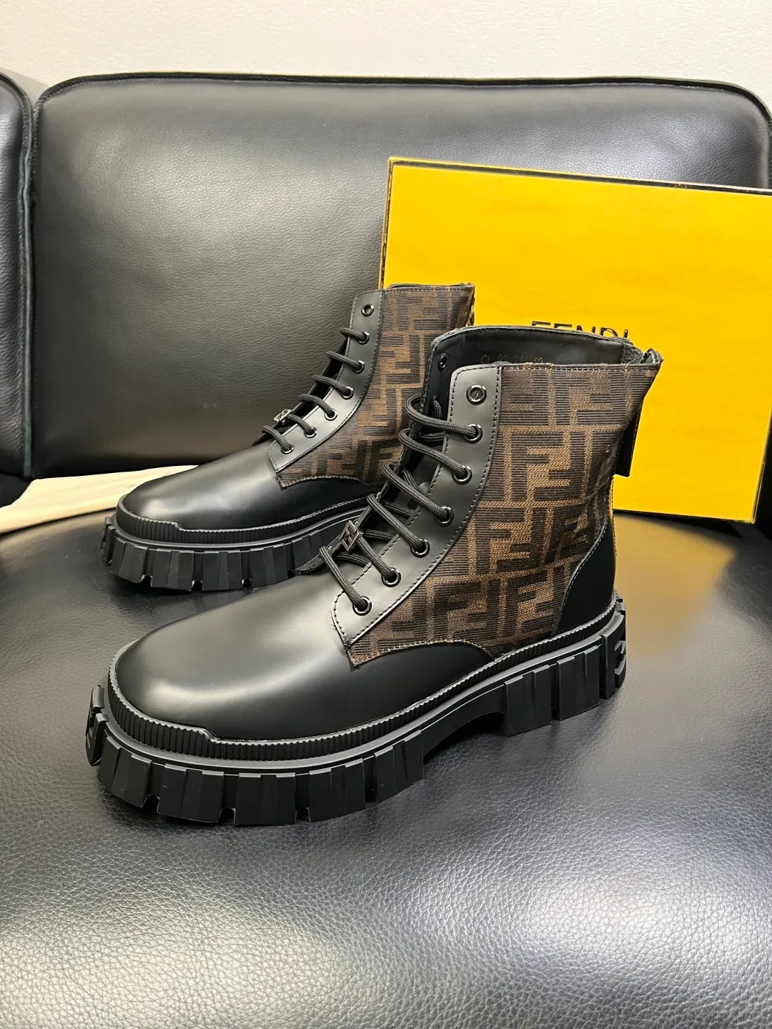 Men's shoes 💰900 FENDI High-quality top craftsmanship, Fendi boots high-top counter synchronization, original factory configuration imported Italian cowhide fly-knit fabric, imported cowhide lining, breathable and comfortable, soles: original soles specially provided by the original factory, original factory and single goods are welcome to compare, code number 39-44 (customized 38 45)